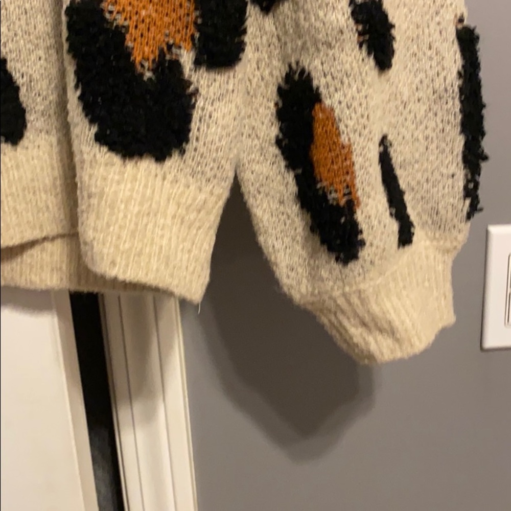 Leopard Sweater - Picture 3 of 5